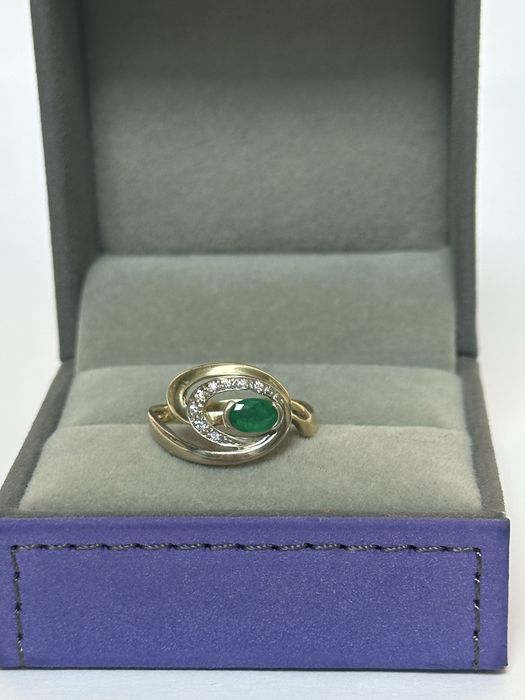 Золотое кольцо с изумрудом 18р