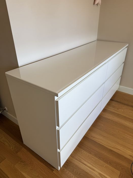 Cómoda Malm ikea com tampo em vidro