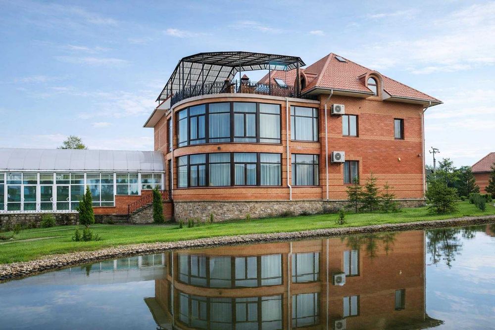 Дом 800 кв.Бассейн ,сауна,бильярд, генератор.До 20 человек