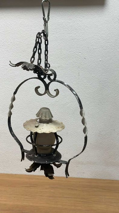 Candeeiro de teto antigo em ferro