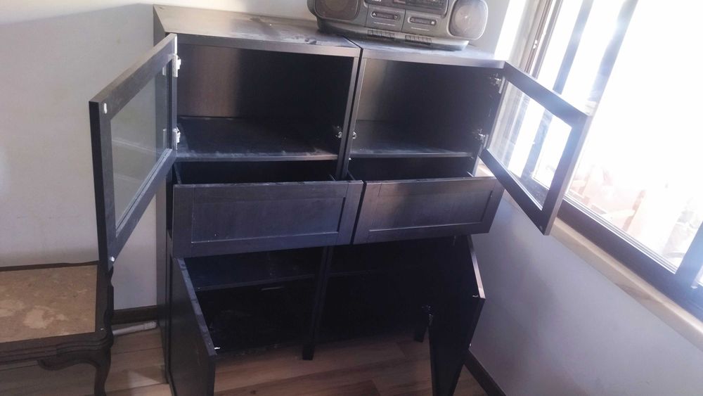 Móvel de Sala com portas em vidro, em madeira e gavetas