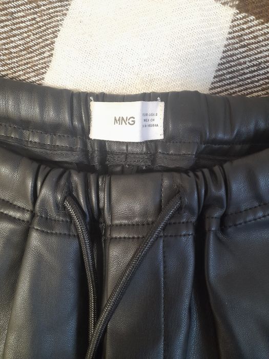 Женские брюки из экокожи.Размер 46-48.б/у.Состояние отличное.