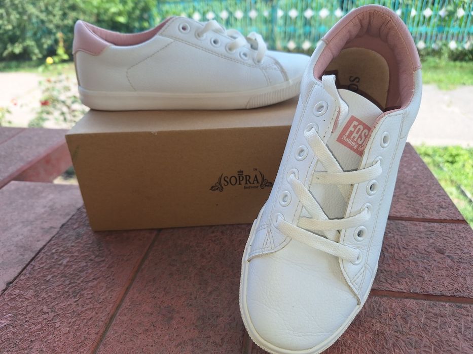 Жіночі білі мокасини