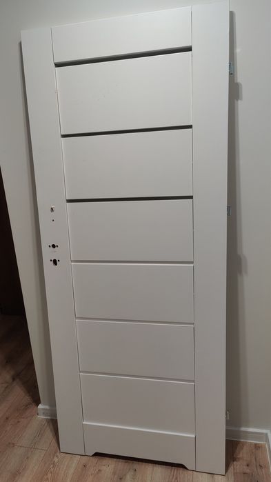 Drzwi białe na zawiasach do Łazienki