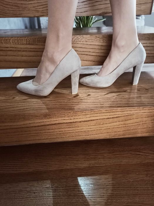 Eleganckie buty na słupku