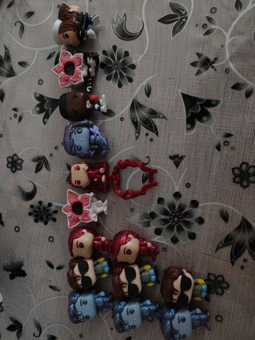 Фігурки з колекції stranger things.