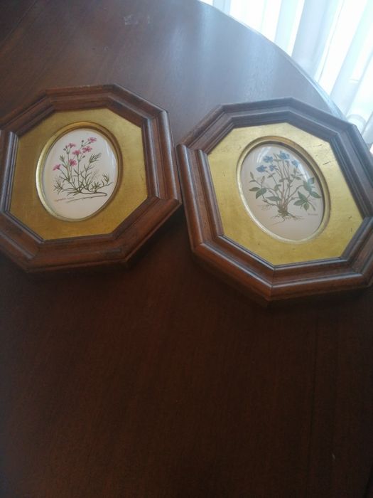 Quadros com moldura em madeira e pintura em cerâmica, vintage.