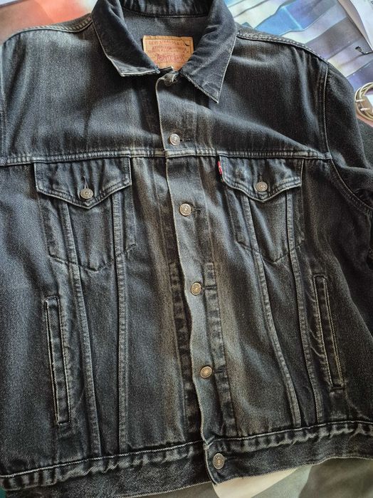 Várias peças de roupa novas e smi novas da marca Levis e decénio