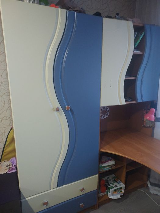 Продам письменный стол со шкафом в комплекте