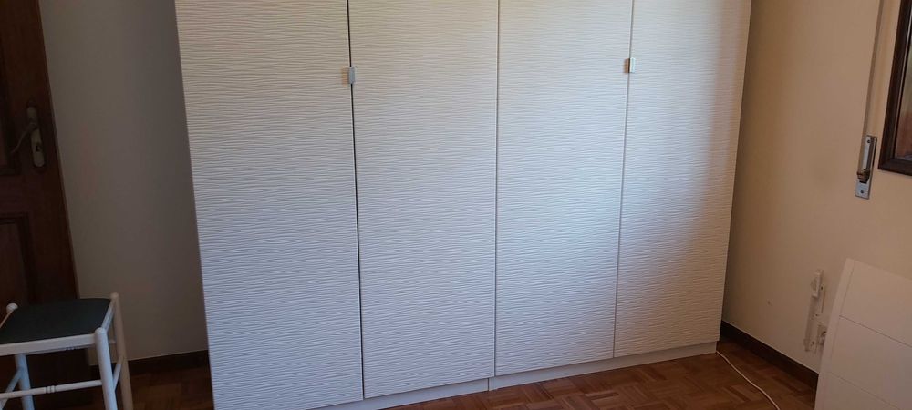 Roupeiro de quarto em muito bom estado
