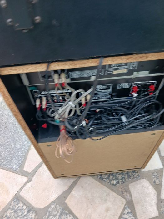 Aparelhagem marca TOSHIBA com 4 aparelhos,vide,cassete,gira discos,rádio,e microfóne