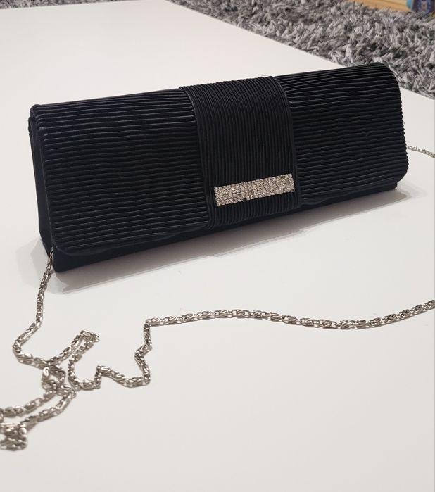 Czarna kopertówka wieczorowa