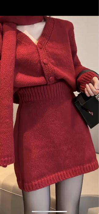 Костюм , светр + спідниця( шарф у комплекті)