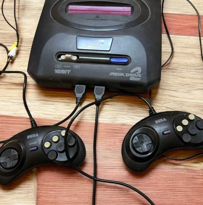 Приставка сега ретро консоль з іграми з 90 років з джойстиками