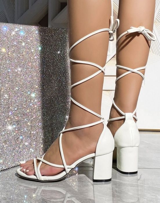 Sandálias brancas salto (n41)