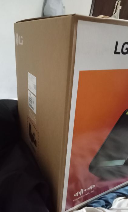 Coluna LG Nova, ainda dentro da caixa.
