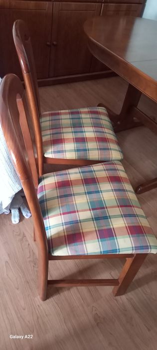 Mesa Oval grande em Cerejeira,com quatro cadeiras como nova .