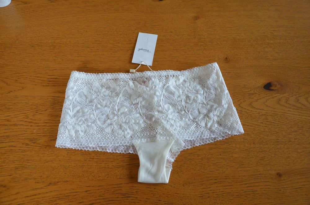 Triumph majtki koronka r. 38  ecru