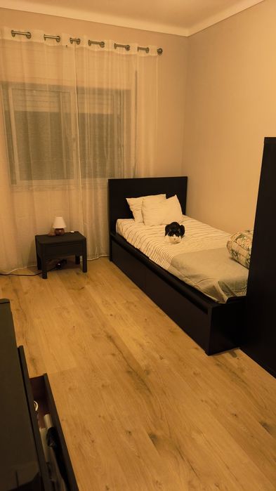 Cama Malm preta solteiro sem gavetas e sem colchão praticamente nova