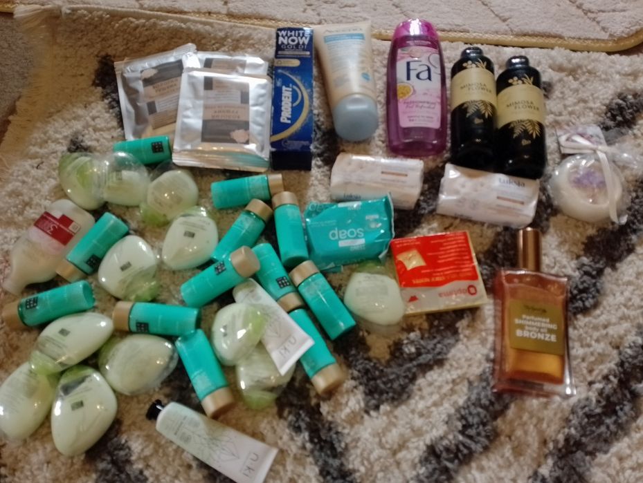 Засобыы гигиены салфетки  мыло гель для рук, пластырь