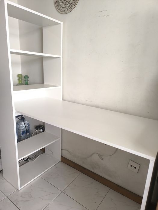 Secretária branca com estante lateral – Excelente estado