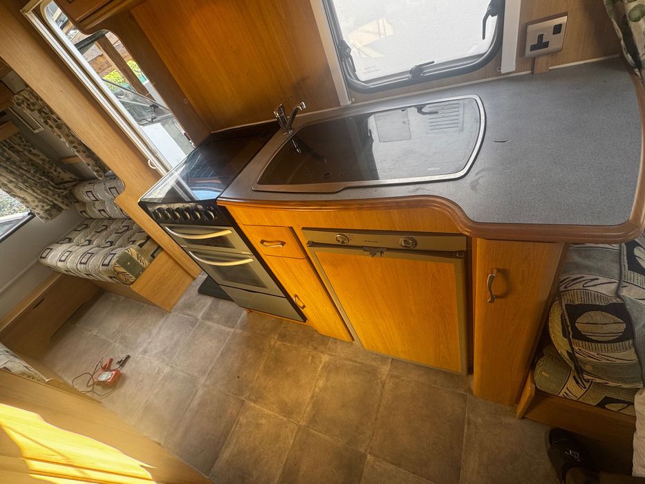 Caravana Lunar quasar 525 com Avancado  grande e motor com telecomando