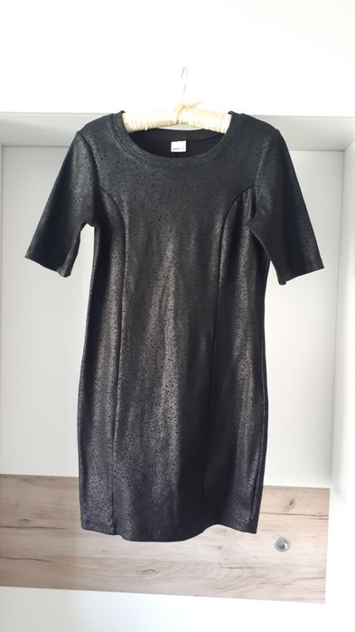 Czarna sukienka a'la skóra 40