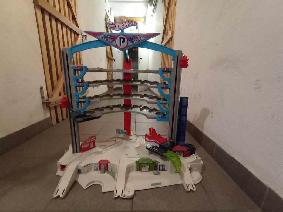 Mega parking HOT WHEELS