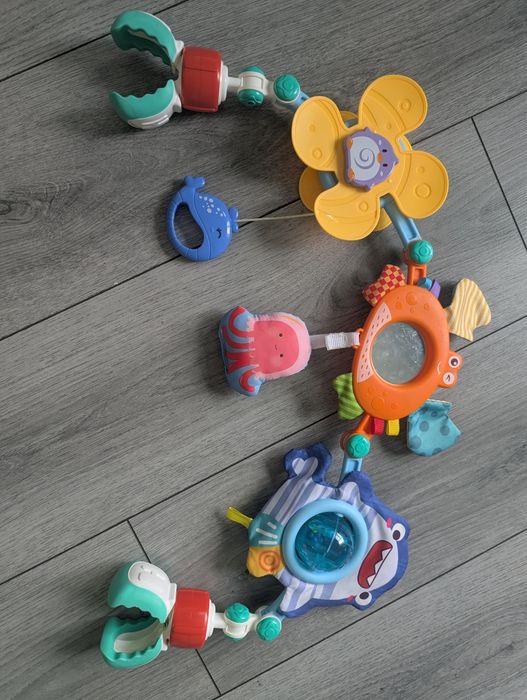 Дуга з іграшками