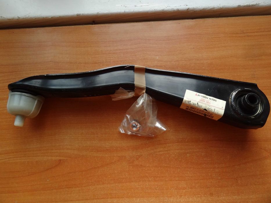 Задний правый рычаг MR325256 Mitsubishi Galant VR4 / Legnum