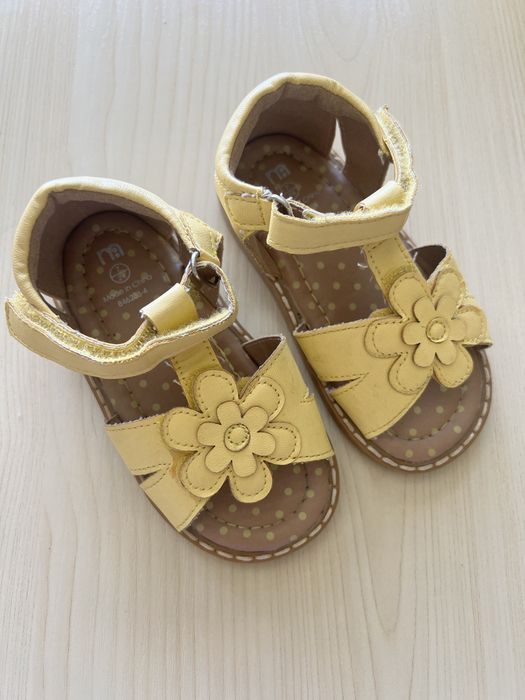 Sandalias amarelas menina tam. 24