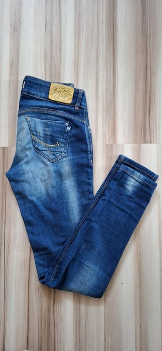 Spodnie Bershka z rozdarciami