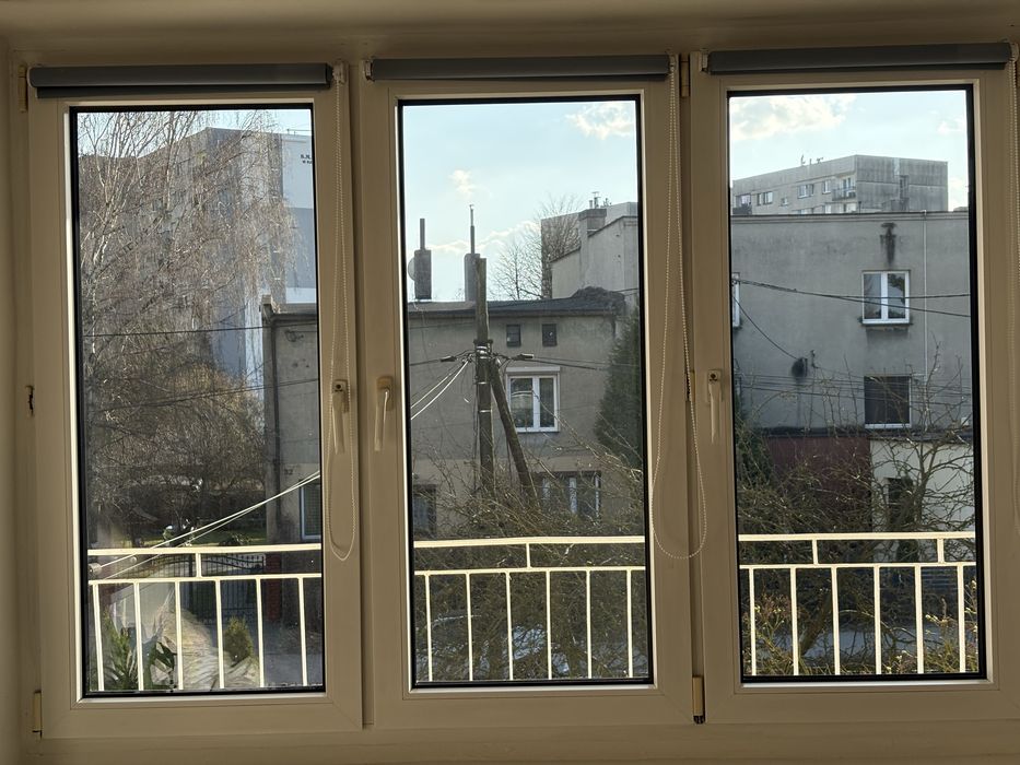 białe okna ścienne trzyskrzydłowe dwuszybowe na sprzedaż używane