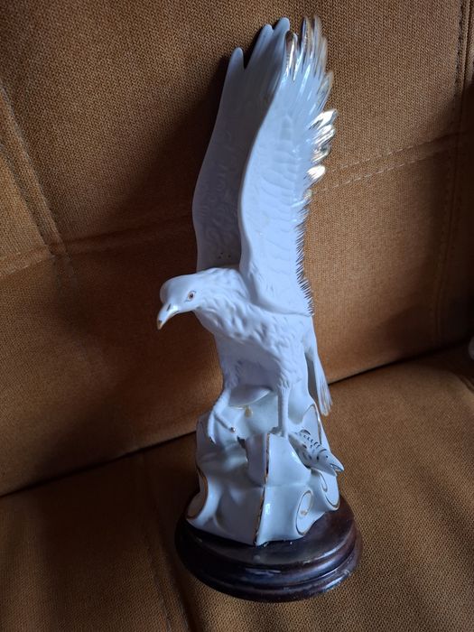 Escultura, figura. Águia com peixe.