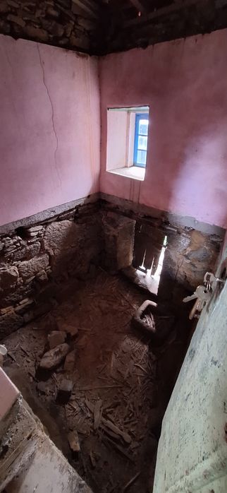 Casa para  reconstrução com terreno
