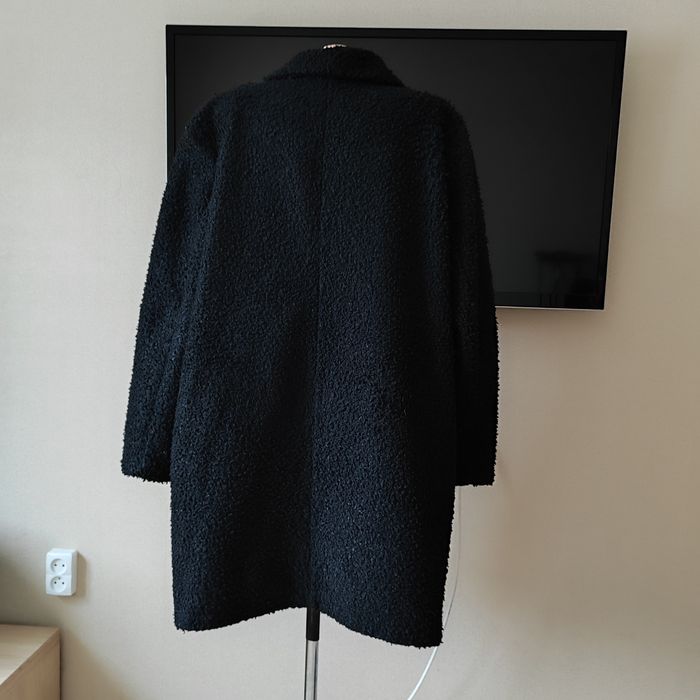 Чорне букльоване пальто