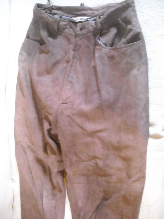 Conjunto calça em pele Chocolate e sandalias farripas para senhora