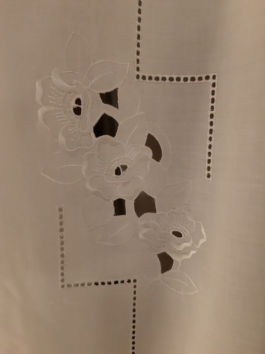Cortinado bordado branco, usado