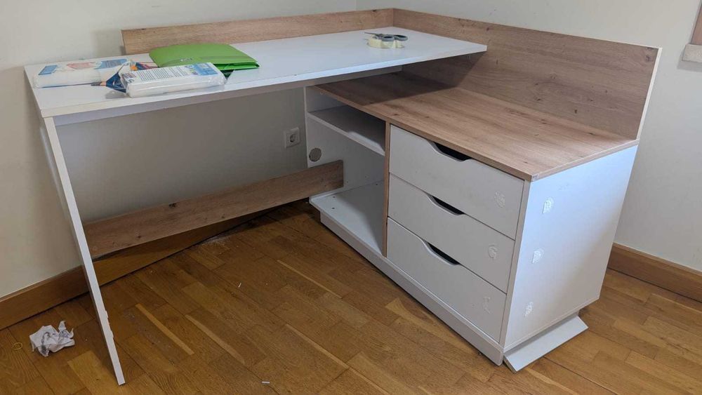 Mesa de canto com 3 gavetas