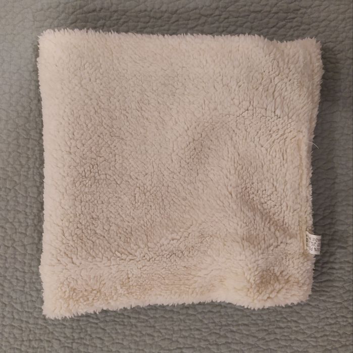 Gola de pêlo bege e branco