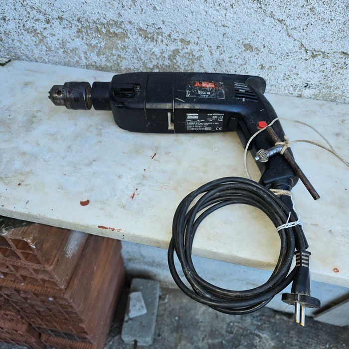 Berbequim AEG com martelo e broca de aço