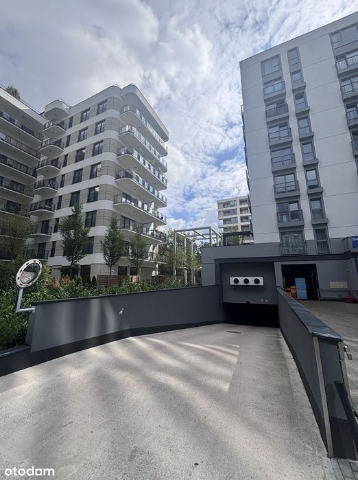 Miejsce postojowe w garażu budynku przy ul. Domaniewskiej 26.