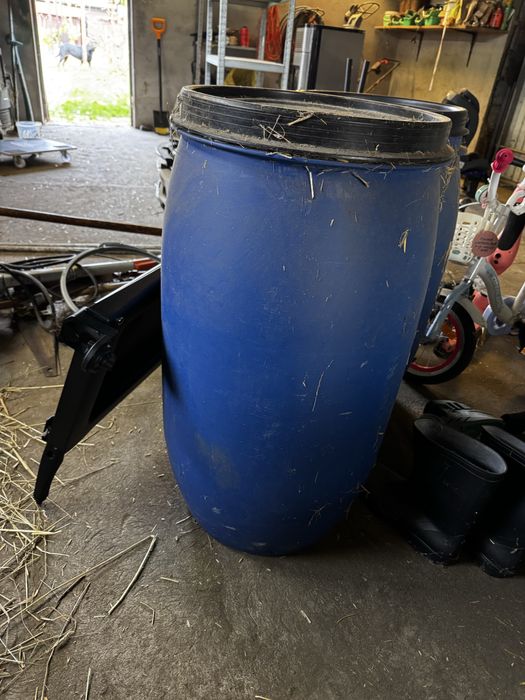 Beczki niebieskie  130l dwie sztuki, uzywane