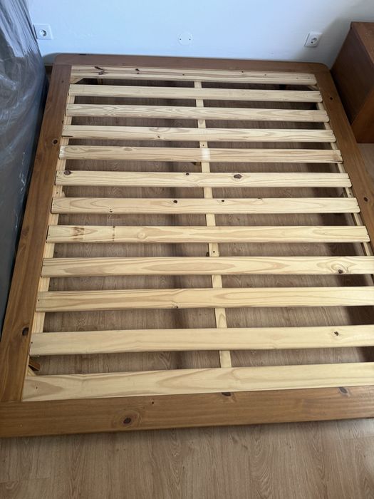 Cama de casal em ótimo estado