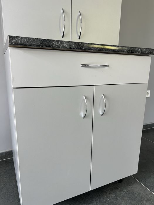 Продам нову кухонну мебель із якісних матеріалів.