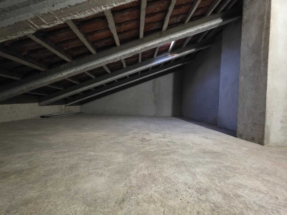 Sotão com 25 m2, espaço amplo para arrumação