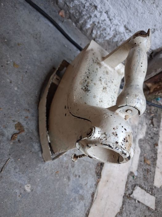 Ferro de engomar antigo