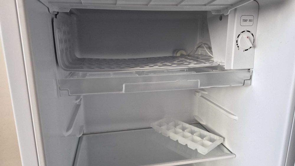 lodówka podblatowa Philco mała biała z zamrażalnikiem