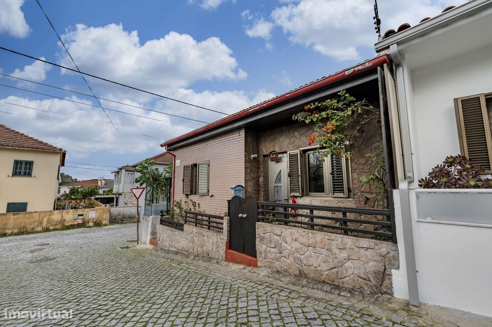 Moradia T2 para venda na Rua dos Emigrantes, Nogueira, Braga