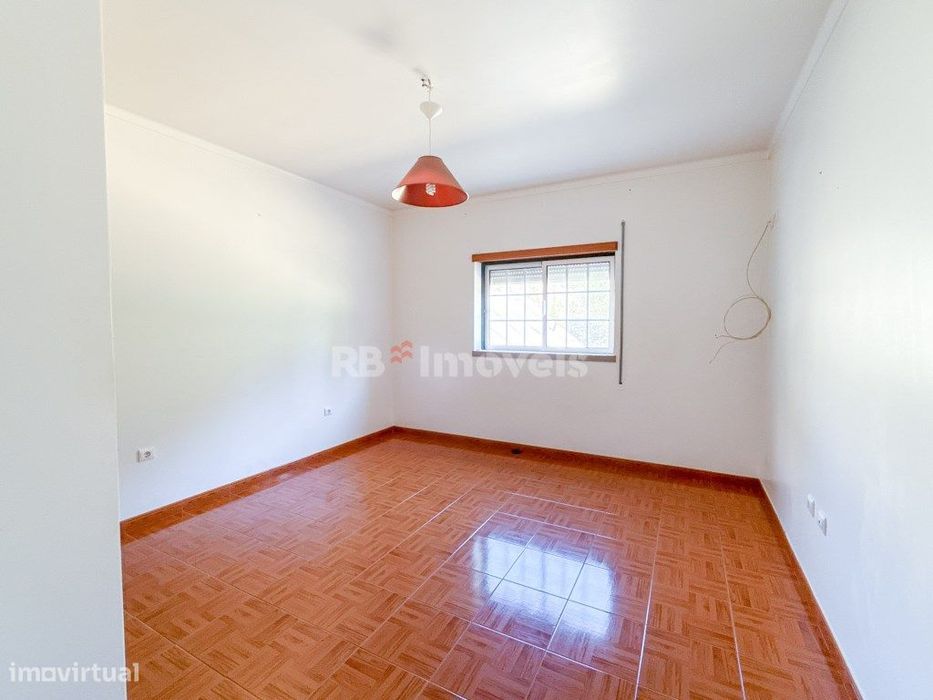 Moradia Térrea T4 com garagem e terreno - Mira De Aire, Porto de Mós